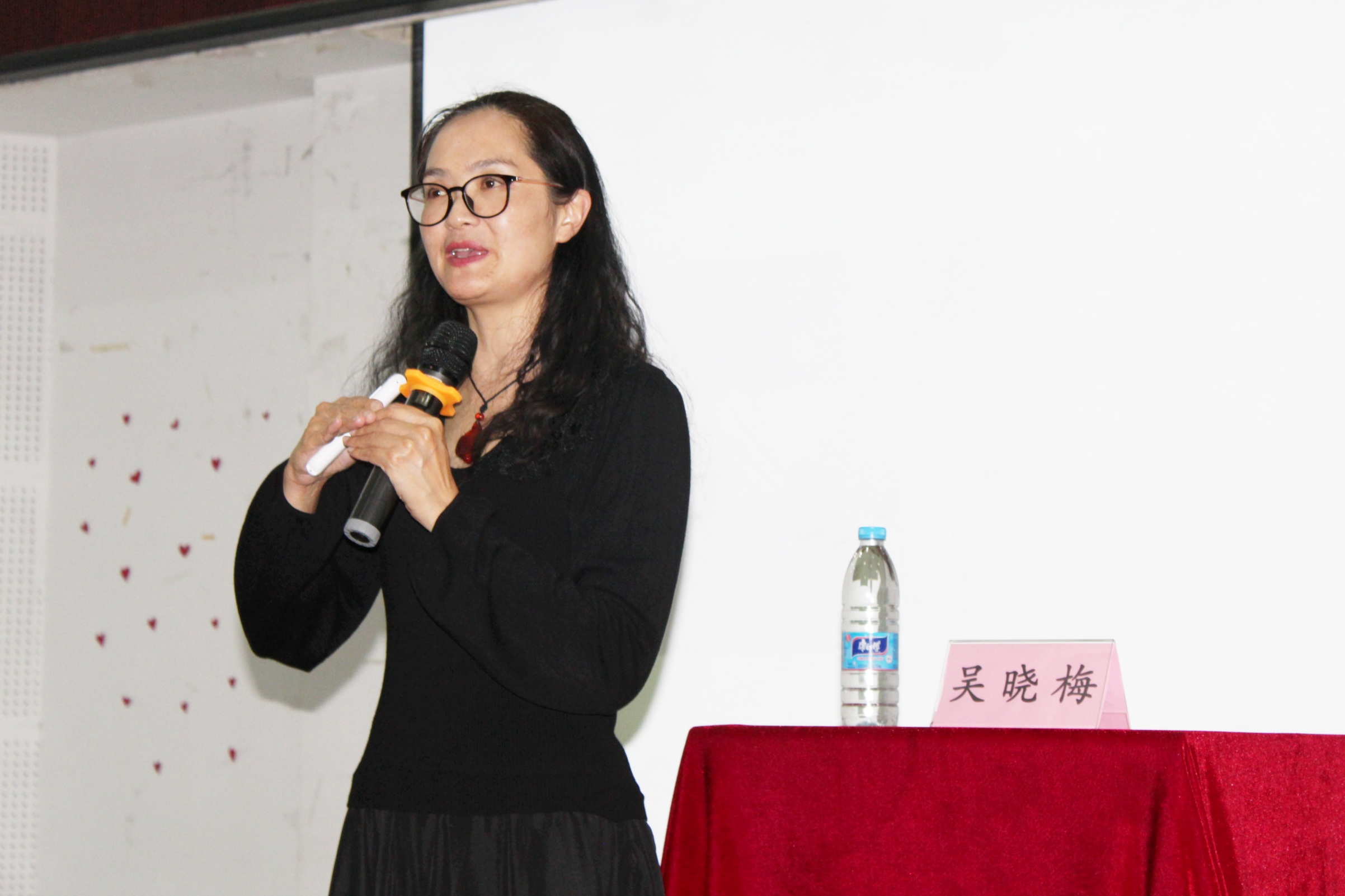 吴晓梅老师围绕"礼仪文化与生活运用"这一核心,为大家讲解了"什么是